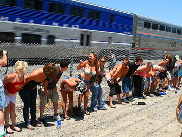 קליפורניה. חושפים ישבנים מול הנוסעים (צילום:  Chuck 'Caveman' Coker, cc)