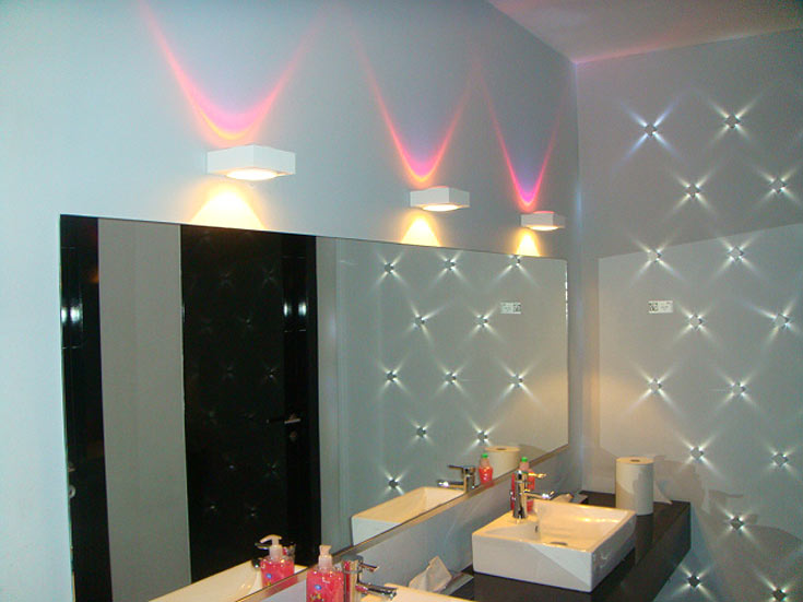 תליית גופי תאורה קטנים על אחד הקירות - רעיון פשוט, ביצוע מרענן. קמחי תאורה (צילום: delta light)