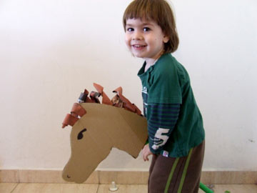 התגשמות חלומו של כל ילד: לדהור על סוס ברחבי הבית (צילום: יעל קשלס )