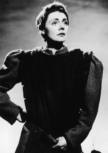 סמל אנדרוגיני. השחקנית סיליה ג'ונסון בתפקיד ז'אן ד'ארק בהצגת תיאטרון בלונדון, 1947 (צילום: gettyimages)