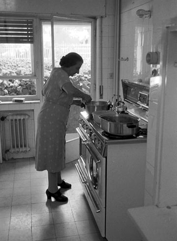 גולדה מאיר במטבחה (צילום: דוד רובינגר)