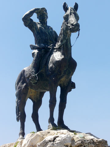פסל השומר המיתולוגי אלכסנדר זייד (צילום: אריאלה אפללו)