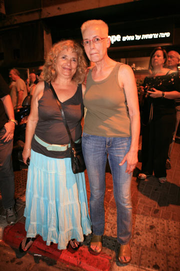 ורה דבוריצקי (מימין). ''ג'ינס זה תמיד הכי נוח'' (צילום: עמי סיאנו )