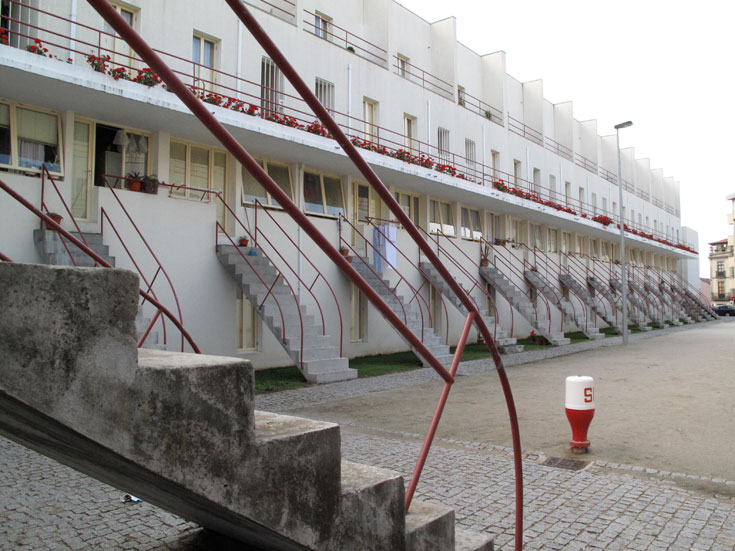 הפרויקט של  אלווארו סיזה בפורטוגל.  שכר דירה של 1,900 שקלים בחודש, לדירת שלושה חדרים (צילום:  Velcro CC)