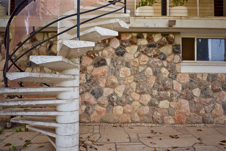 גרם המדרגות החיצוני על רקע קיר האבן (צילום: איתי סיקולסקי)