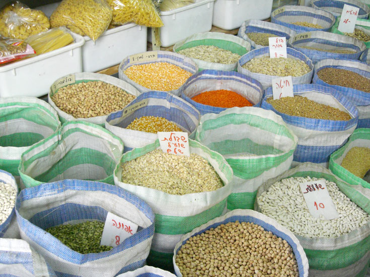 תבלינים אקזוטיים לתיבול דגים. שוק טבריה (צילום: אריאלה אפללו)