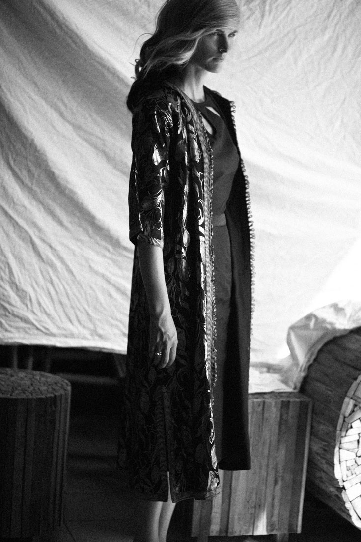 שמלה, מאיה נגרי; עליונית ברוקד בשחור וזהב, מרים שויער, שוק הפשפשים (צלום: אלון שפרנסקי )
