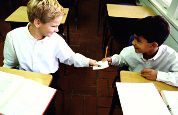 כדאי לבקש מהמורה לחבר את הילד עם אחד מהחברים הוותיקים שלו (צילום: Think Stock)