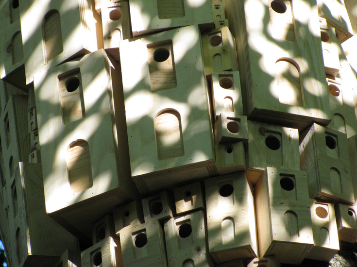 העיר הספונטנית. בתוך 250 קופסאות עץ מתגוררים ציפורי ובעלי כנף זעירים (באדיבות: www.upperojects.com)