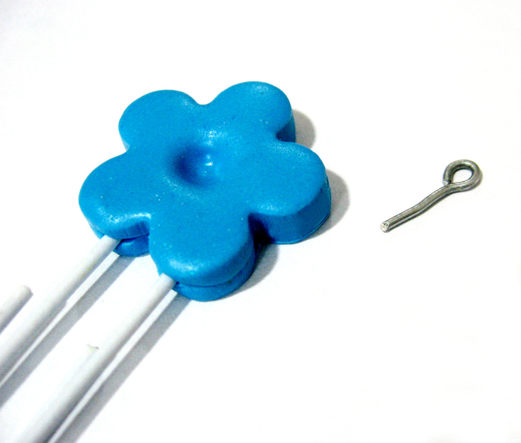 מכינים, או משתמשים בקנוי, מוט מתכת עם ראש עגול. מקצרים לאורך המתאים לגודל הפרח (צילום: מרסיה ציגלניק)