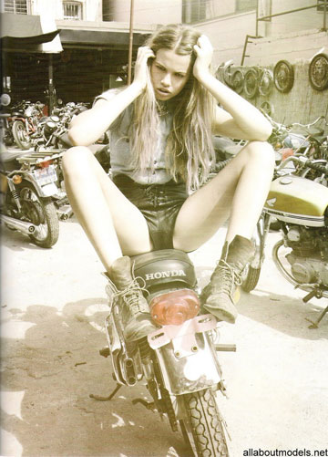 היילי קלאוסון על האופנוע. ההורים רוצים לדפוק קופה