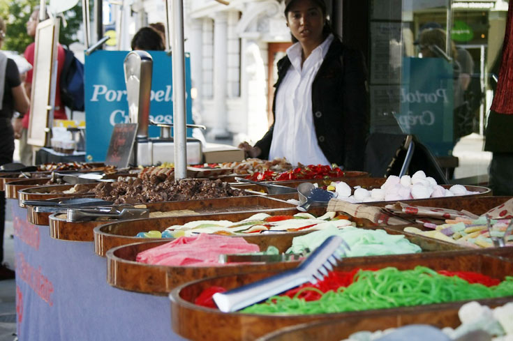 עתיקות, פירות ובגדי מעצבים. שוק פורטבלו באגליה (צילום: alui0000, cc)