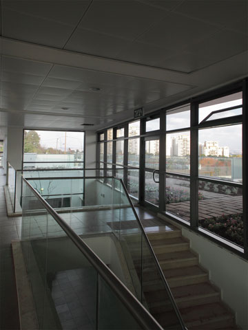 סך מעקות הזכוכית בבניין: 160 מטרים (צילום: אמית הרמן)