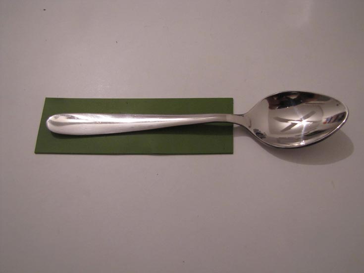 חותכים מסביב לידית הכלי, כך שהגודל יתאים לעטיפתה (צילום: גלית וינקלר)