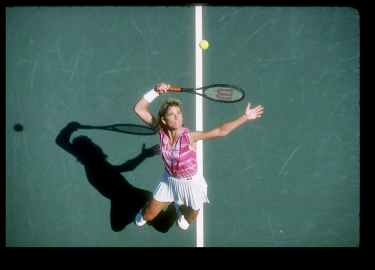 3. כריס אוורט לויד, מכוכבות הטניס הגדולות בכל הזמנים, ידעה להביא למגרש ניחוח אופנתי בכל משחק. ב-1985 היא שיחקה בחצאית פליסה עדינה, שנראתה הרבה יותר כמו חצאית לנופש מאשר כמו בגד ספורטיבי (צילום: gettyimages)