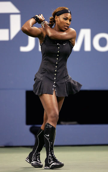 7. סרינה וויליאמס בחרה ב-2004 בתלבושת שיצרה סנסציה במגרש. השמלה השחורה עם הניטים ומגפי הספורט הגבוהים שברו את סגנון הטניס הבהיר, והטרנד המחוספס פרץ לראשונה לתחרות (צילום: gettyimages)