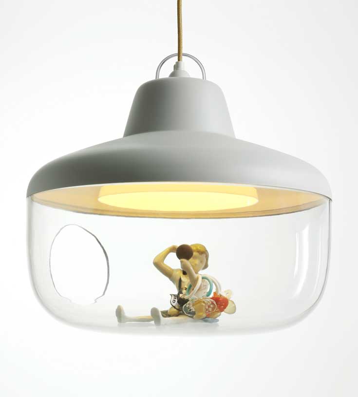Favorite Things – מנורת תקרה בעיצוב Chen Karisson, ל-Eno studio : לתוך בועת הפלסטיק השקופה אפשר להכניס אובייקטים אהובים, שיוצגו באור
