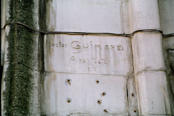 שמו של הקטור גימאר חרוט באבן (צילום: Greudin cc)