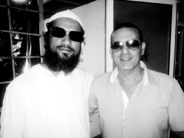 אבי מלכה (מימין) עם חאלד טאווני. ''אני רוצה ליצור מוצר ישראלי מהחוט ועד לחולצה המוגמרת'' (צילום: עידו איז'ק )