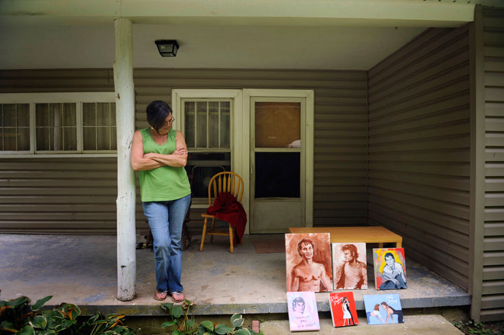 רק חיקויים. אישה מוכרת תמונות של סווייזי בפרברי ארצות הברית (צילום: gettyimages)