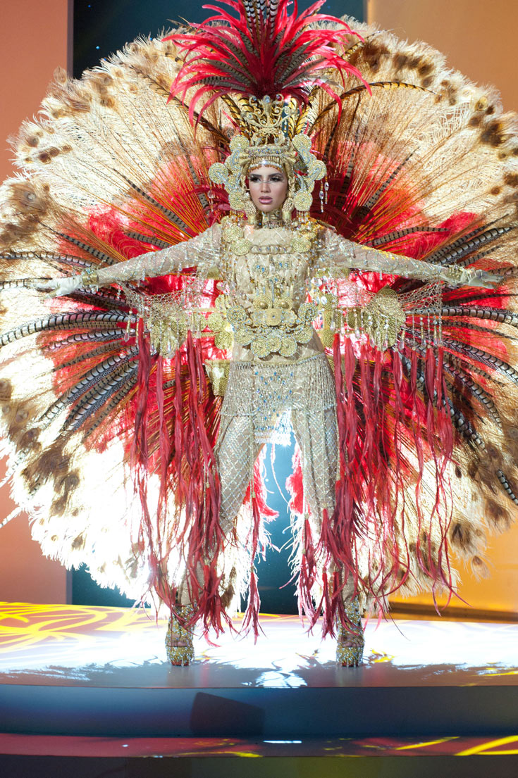 התלבושת הלאומית של פנמה. עיתונאי האופנה איתי יעקב: "תלבושת מרהיבה, השראות מאינדונזיה וממקסיקו. מרשים" (צילום: אתר מיס יוניברס)
