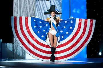 מיס ארה"ב. גלימת דגל וכובע קולוניאלי (צילום: אתר מיס יוניברס)