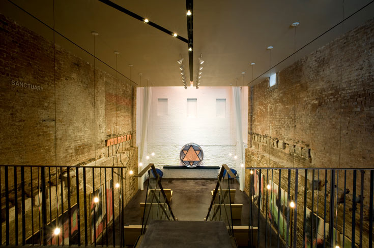התקרה הגבוהה, כנהוג בסוהו, מאפשרת את קומת הגלריה ותורמת לאווירת ההוד בבית התפילה (צילום: John M. Hall)