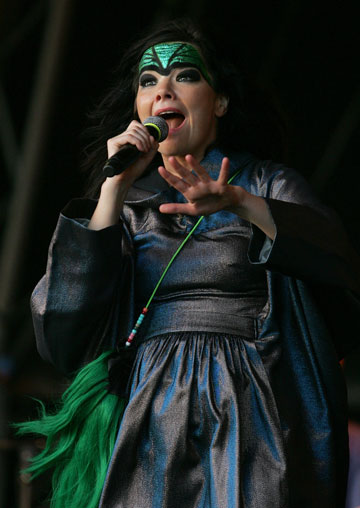 שדון ירוק. ביורק בהופעה בפסטיבל ב-2008 (צילום: gettyimages)