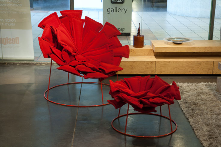 כורסא והדום שיעניקו טאץ' יצירתי לבית. 2,990 שקלים, IDdesign (צילום: טל ניסים)