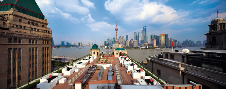 הבר שעל גג המלון מציע נוף מרהיב לנהר ולקו הרקיע של שנגחאי (באדיבות: Swatch Art Peace Hotel)