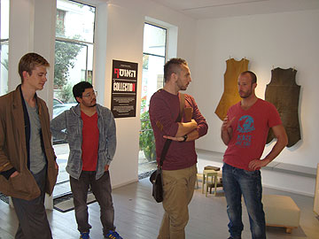 דיווידסון, המדה ופאגה פוגשים את המעצב גיא משעלי (מימין) בתערוכת ''האוסף'' בגלריה ''פרדיגמה'' בתל אביב (באדיבות קינטיס)