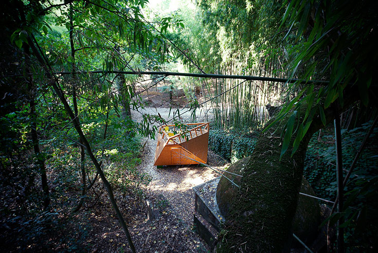 Tree hotel הוצב בפארק בליסבון. למעט הומלסים (וחודשיים של מאהלים בקיץ האחרון), אף אחד לא מעלה על דעתו לישון בפארק (צילום: Studio dass)