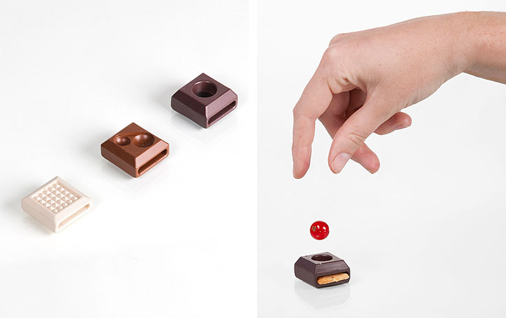 משמאל: ריבועי השוקולד מוכנים להפעלה. מימין: יוצרים טעם אישי לכל קובייה, באמצעות התאים הייעודיים (צילום: Elsa Lambinet)