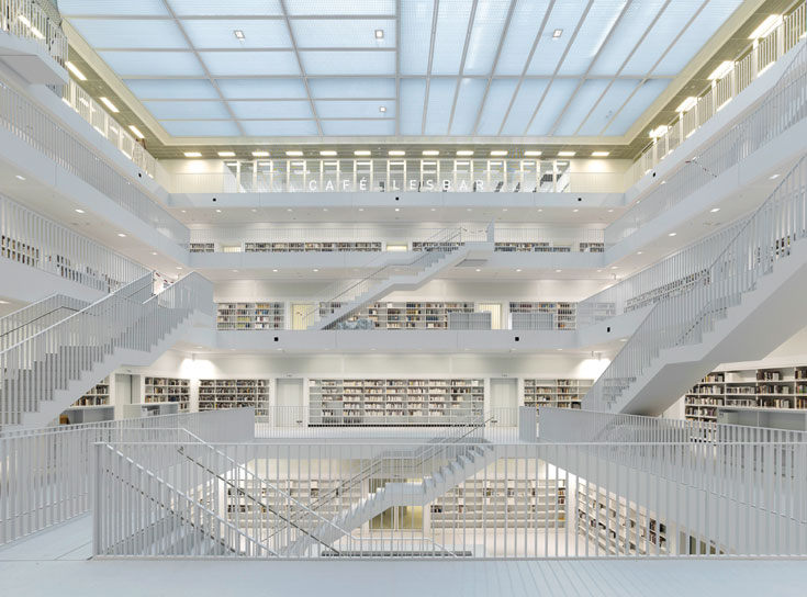 עולים ויורדים בקומות הספרייה: השקיפות מאפשרת להתבונן בספרים גם מקומות אחרות, והצבע הלבן שולט בכל (צילום: Stefan Müller)