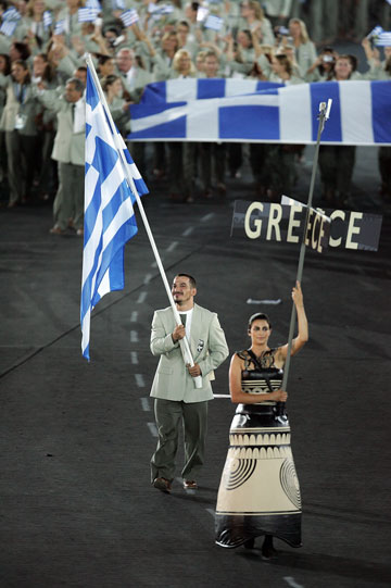 נבחרת יוון באולימפיאדת 2004 באתונה. סופיה קוקוסאלאקי הוזמנה לעצב את המדים (צילום: gettyimages)