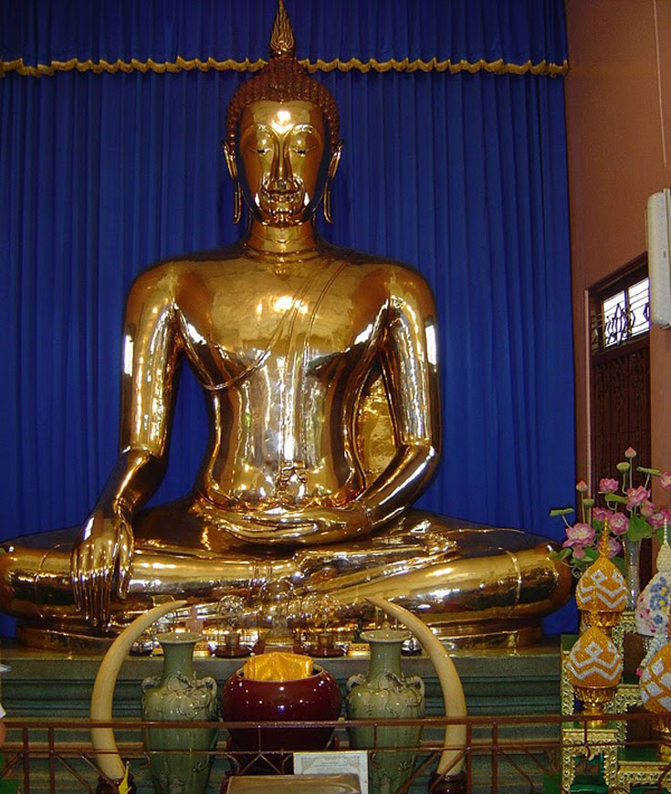 פסל הזהב הגדול ביותר בעולם. בודהה צופה על מבקרים במקדש  Wat Traimit  (צילום: Run Line)