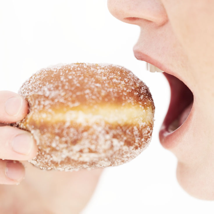 לאכול בלי לסבול יותר מדי. איך תיפטרו מהקלוריות של חנוכה? (צילום: thinkstock)