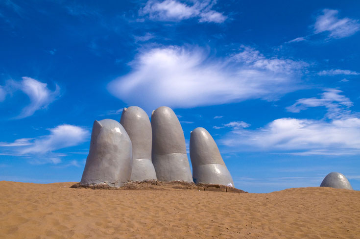 היד המפורסמת ב-Playa Brava, אורוגוואי (צילום: shutterstock)
