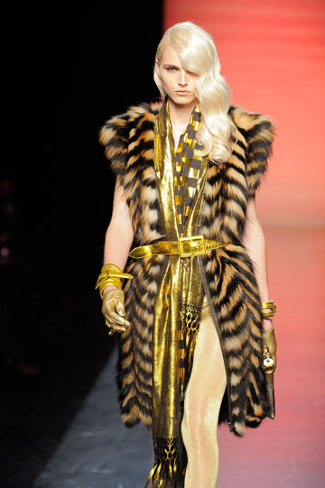 בתצוגת האופנה לגברים של ז'אן פול גוטייה, סתיו-חורף 2011-12. חריג בין הדוגמנים האחרים (צילום: GettyImages)