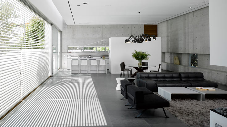 בסלון דומיננטית מנורה עכבישית של חברת MOOOI.''תלייתה בבית מחייבת אומץ'', אומרת האדריכלית. ''אהבתי את ההומור שבה, שמפחית לחץ מהארכיטקטורה. לבעלי הבית לקח זמן, אבל היום הם מאוד אוהבים אותה'' אירית אקסלרוד בית באפקה בתים יפים ממש
