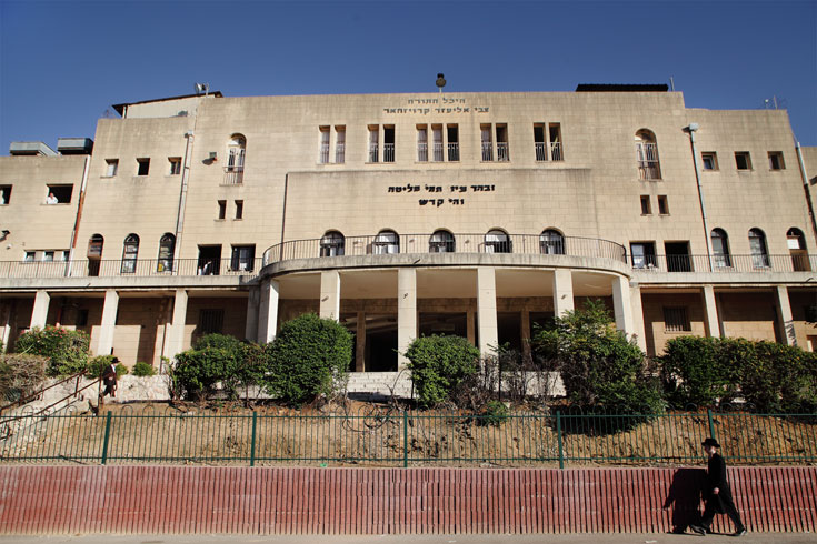 בני ברק מתגאה ביהלומים הארכיטקטוניים שלה. בתמונה: החזית המערבית של ישיבת פוניבז' אדריכלות בני ברק