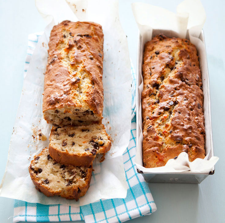 עוגה בחושה עם פירות מיובשים ושוקולד 