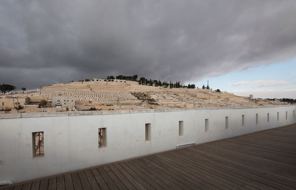 מבט להר הזיתים. אי אפשר לברוח מההיסטוריה גם כשנכנסים הביתה מתחם מעלות דוד הר הזיתים ירושלים