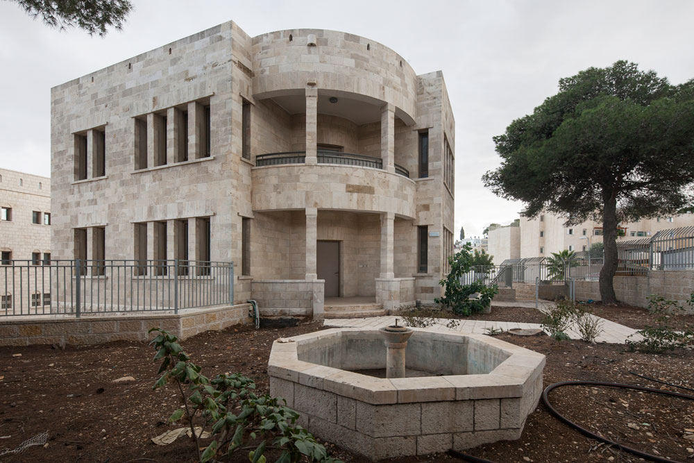 המבנה השני במתחם הוא וילה ערבית. ''קרן שלם''', שרכשה את השטח, הסבה גם אותו לבניין מגורים עם שלוש יחידות דיור. דירת 6 חדרים כאן עולה 2.7 מיליון שקלים מתחם מעלות דוד הר הזיתים ירושלים