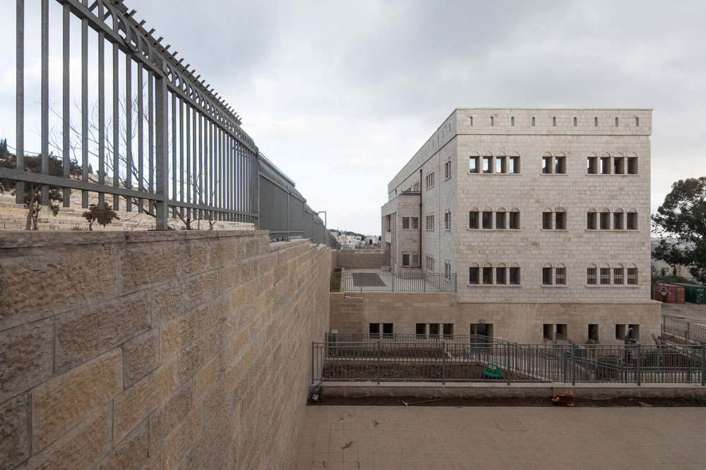 אך בניגוד ל''מעלה הזיתים'', שנראה כמו מבצר צלבני סגור ומסוגר, כאן הוחלט על אבטחה הדוקה אך לא הרמטית. הגדר המוגבהת אמנם פוגעת ביפי המבנים, אך היא אינה חומה מוגבהת מתחם מעלות דוד הר הזיתים ירושלים