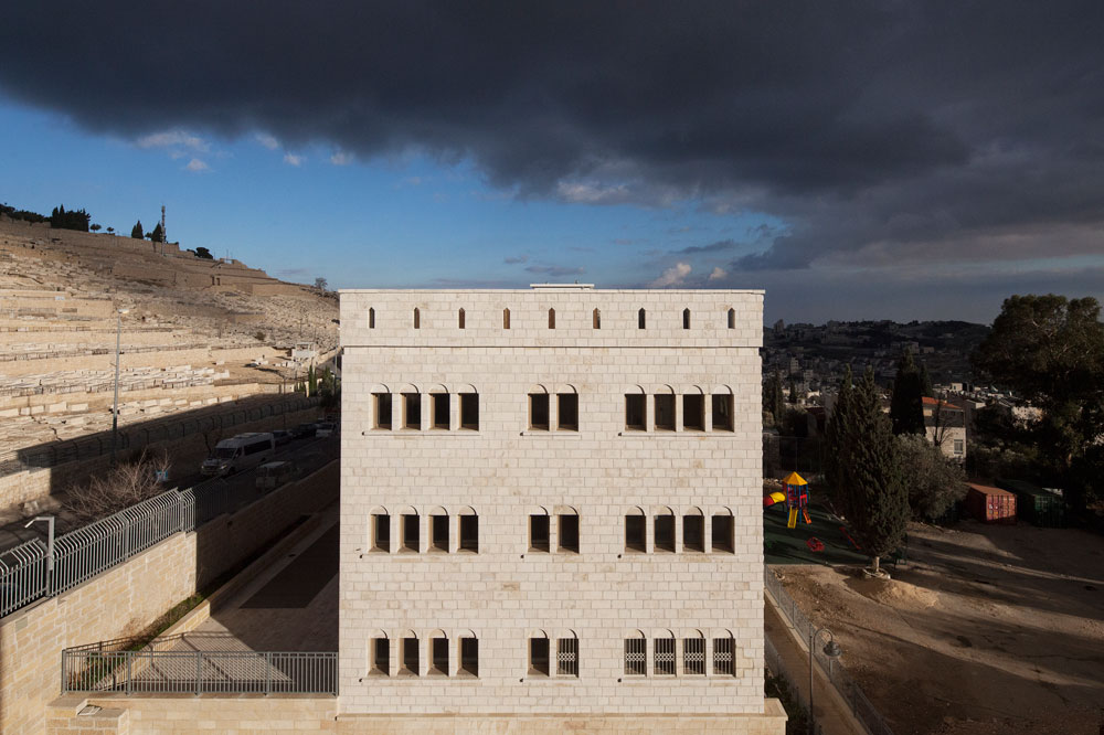 העדה הבוכרית קנתה את המגרש הזה כבר לפני 150 שנה. לימים השתמשה בו משטרת המנדט, ואחריה הלגיון הירדני, ואחריו משטרת ישראל מתחם מעלות דוד הר הזיתים ירושלים