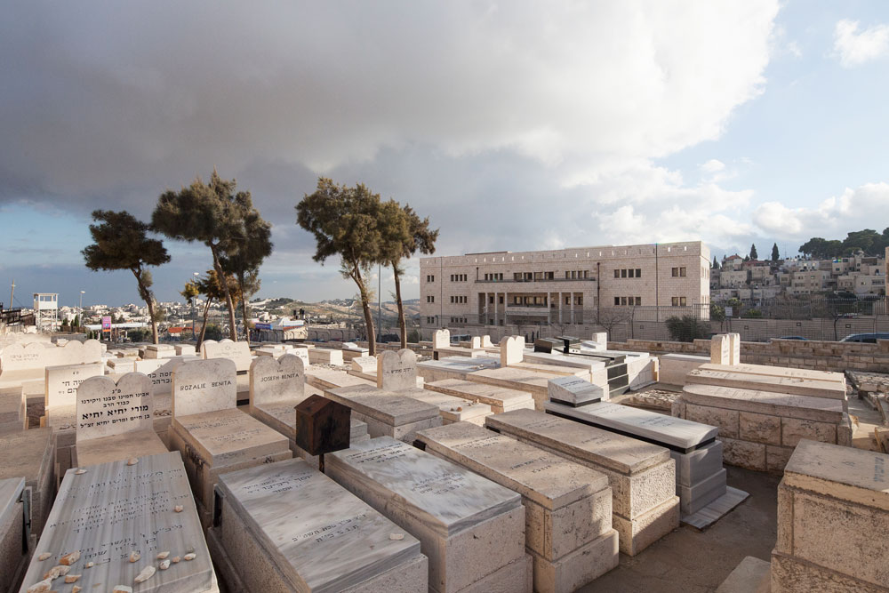 על החיים ועל המוות: בניין המגורים המרכזי על רקע בית הקברות העתיק של הר הזיתים, הושט היד וגע בו מתחם מעלות דוד הר הזיתים ירושלים