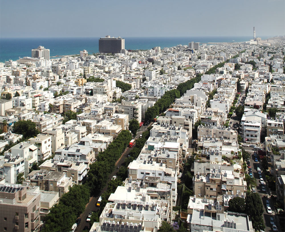 מרכז תל אביב. ברחובות הראשיים תתאפשר הגבהת בניינים ל-6 קומות ודירה שתתפוס מחצית מן הגג, וממזרח לאבן גבירול - 7 קומות ודירה על 65% מהגג תל אביב מהאוויר תל אביב צילום אוויר