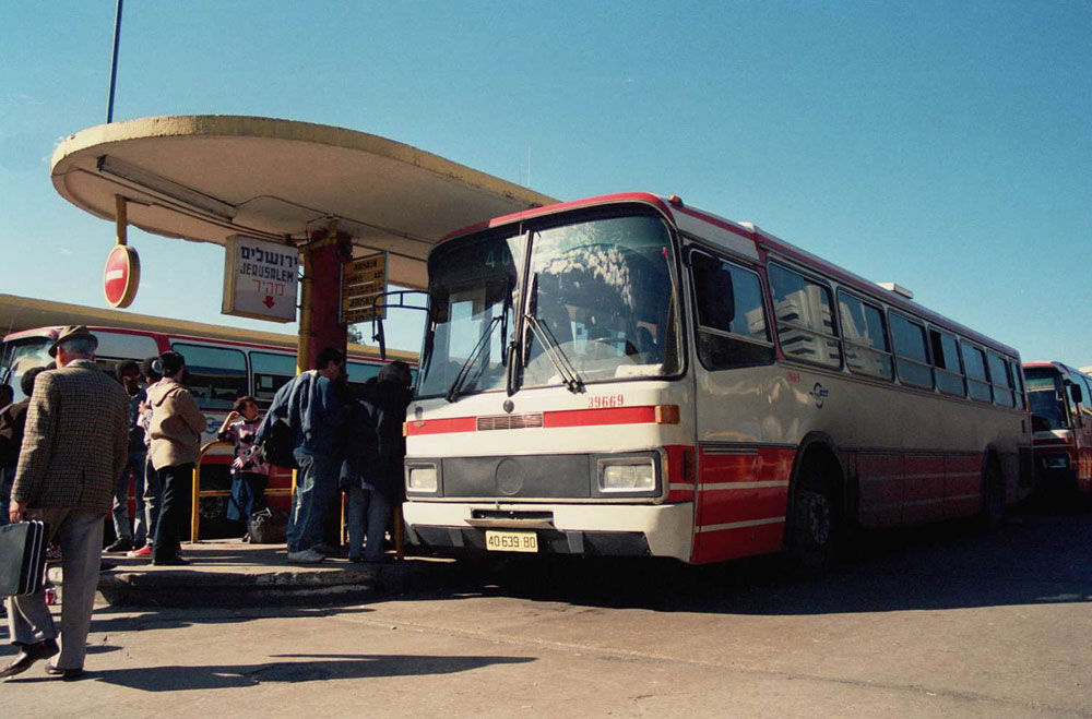 התחנה הישנה בתל אביב, עם כניסת המרצדסים בתחילת שנות ה-80. גשם, רוח ואבק היו רק חלק מהתענוג, אך הקידמה - התחנה החדשה - התגלתה כסיוט תחנות אוטובוס אגד תל אביב