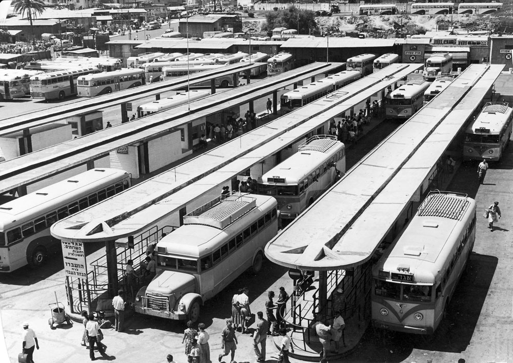 התחנה הישנה בת''א במבט מלמעלה. חלק מחדירת האוטובוסים הייתה פוליטית: הרכבות נתפסו כמאפיין של הממשל הבריטי תחנות אוטובוס אגד תל אביב